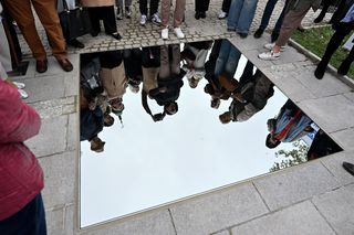 Mieszkańcy Kielc kpią z lustra za 86 tys. złotych. Artysta tłumaczy myśl przewodnią projektu