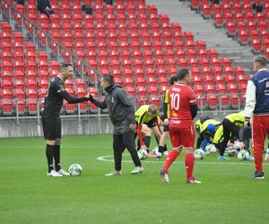 W Tychach grają gwiazdy światowego futbolu. Najpierw był pokazowy trening z młodzieżą