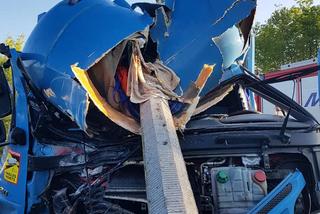 Ludwinowo Dębskie: ciężarówka wjechała w betonowy słup, kierowcy cudem nic się nie stało