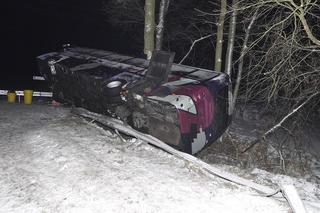 Wypadek w woj. lubelskim. Autobus uderzył w bariery i przewrócił się na bok