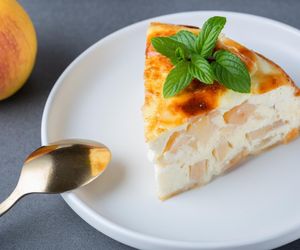 Ten stary przepis z Kresów wciąż zachwyca. Ciasto z jabłkami, twarogiem i ziemniakami