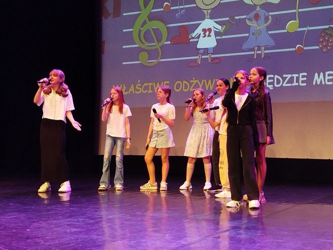 Propagowanie zdrowego stylu życia w tak wdzięcznej formie jak piosenka zyskało przez lata wielu zwolenników i co roku gromadzi chętnych do śpiewania.