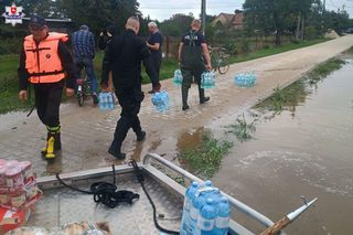 Policjanci z woj. lubelskiego pomagają mieszkańcom na Dolnym Śląsku