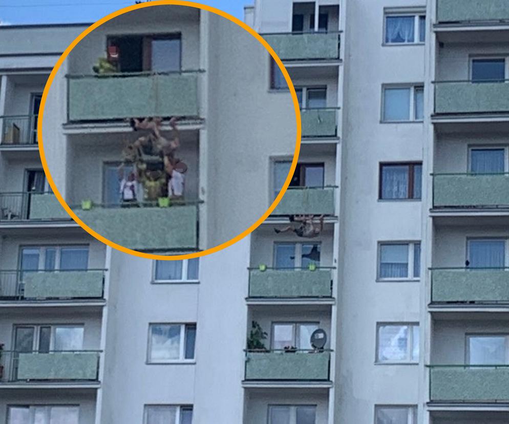 Horror w Toruniu. Mężczyzna zawisł na ósmym piętrze