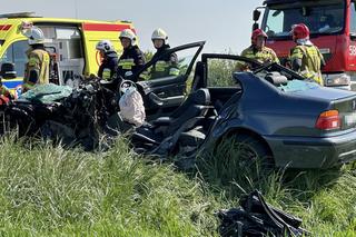 Potworny wypadek w Brwinowie. Czołowe zderzenie ciężarówki z BMW. Lekarze kilkadziesiąt minut walczyli o życie kierowcy