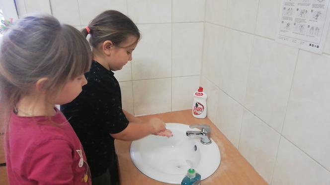 Przedszkolaki uczą, jak poprawnie myć ręce