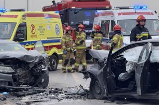 Czołowe zderzenie z nieoznakowanym radiowozem! Ranne cztery osoby, w tym policjanci 
