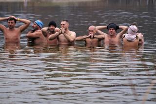 Bydgoskie Morsy wskoczyły do jeziora w Pieckach! [ZDJĘCIA]