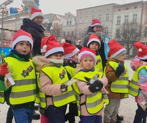 Dzieci z Miejskiego Przedszkola nr 18  rozdawały na rynku w Lesznie świąteczne upominki