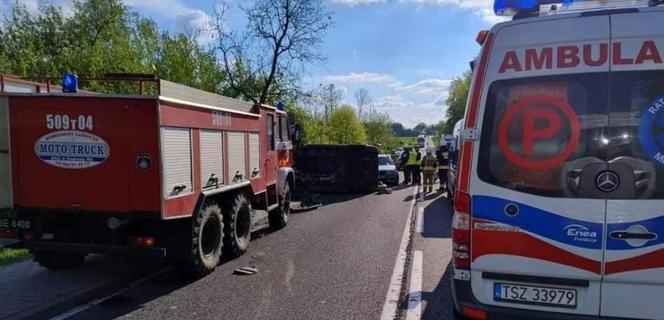 Świętokrzyskie: Tragiczny wypadek w powiecie staszowskim. Dwie osoby nie żyją, osiem w szpitalu