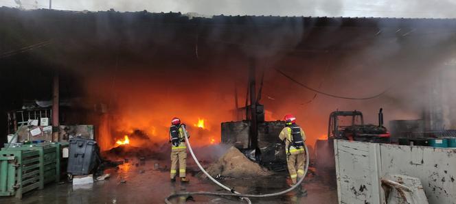 Potężny pożar hali magazynowej w Lublinie. Paliły się trujące substancje [ZDJĘCIA] 
