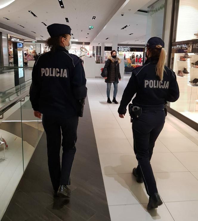 Policjanci kontrolują noszenie maseczek