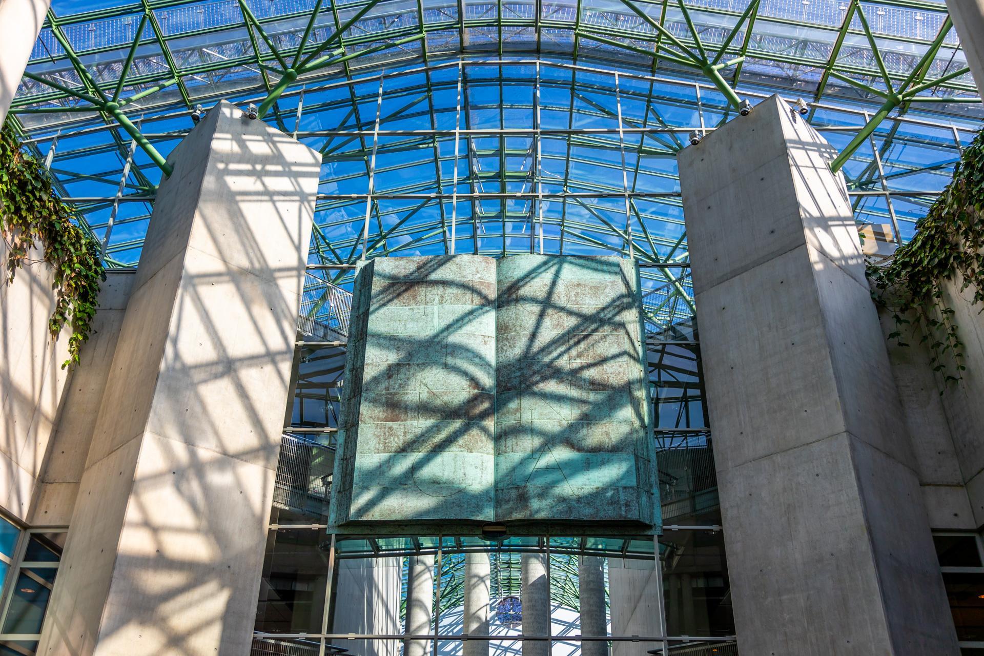 Biblioteka Uniwersytecka w Warszawie - zdjęcia. Zobacz postmodernistyczną ikonę, którą kiedyś uznawano za kicz