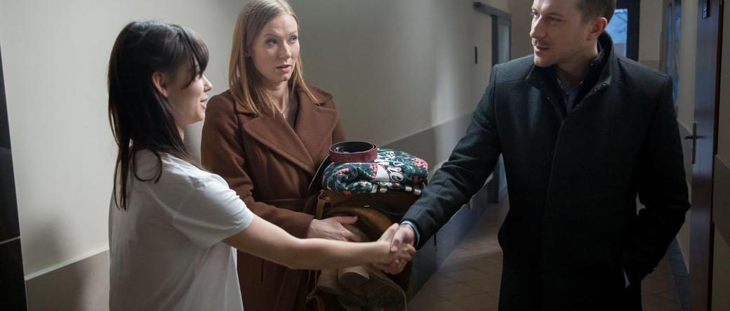 Na dobre i na złe odcinek 703. Blanka (Pola Gonciarz), Wiktoria (Katarzyna Dąbrowska), Eryk (Paweł Ciołkosz)