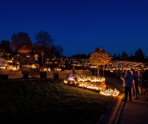 Tysiące zniczy rozświetliło polskie cmentarze. Niezwykły widok po zmroku