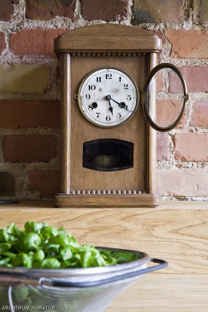 На кухне есть часы. Часы на стену на кухню. Оригинальные часы на кухню. Часы на кухне в интерьере. Настенные часы ретро на кухню.