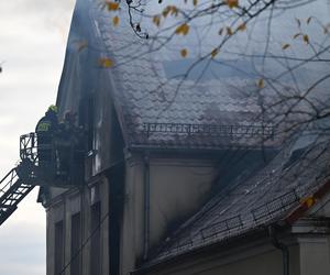 Pożar zabytkowego pałacyku na Pomorzu. Ewakuowano 20 osób, nie żyje jedna osoba