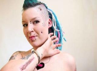 Wycięła sobie tatuaż ze skórą i wysłała swojemu byłemu chłopakowi [ZDJĘCIA DLA DOROSŁYCH]