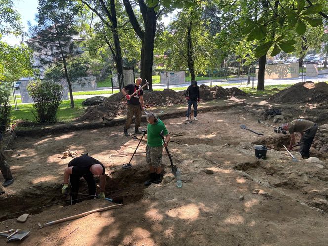 Prace archeologiczne przy ruinach zamku w Nowym Sączu 