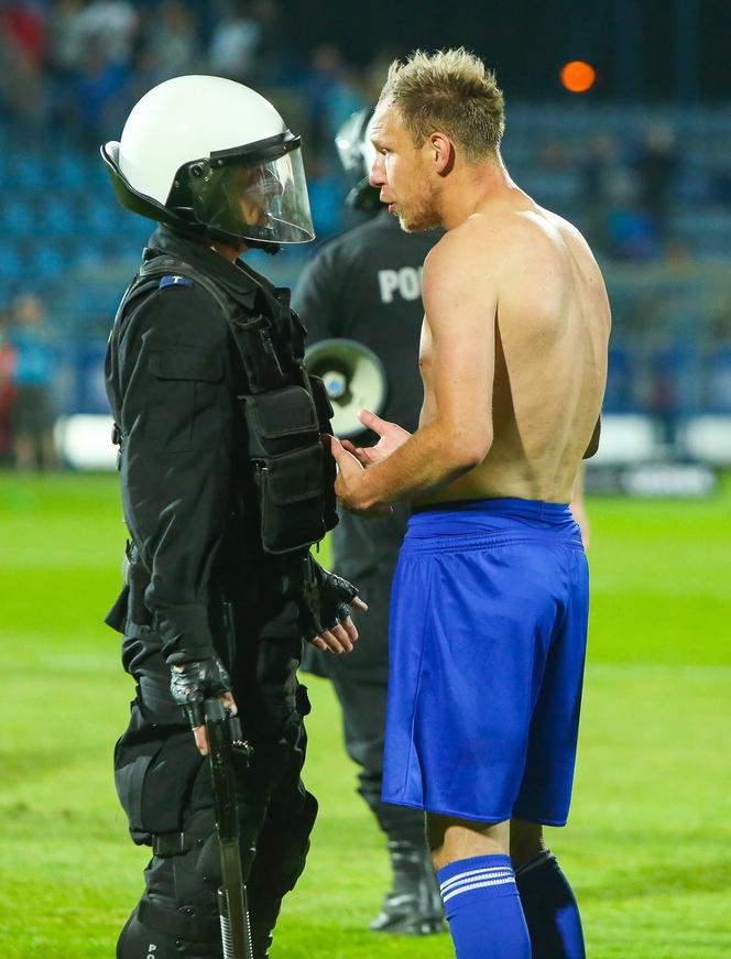 Chorzów: Zadyma na stadionie Ruchu. Kibole odpalili race i wdarli się na murawę [GALERIA]