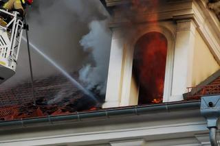 Pożar pałacu barokowego pod Poznaniem! Na miejscu ponad 100 strażaków