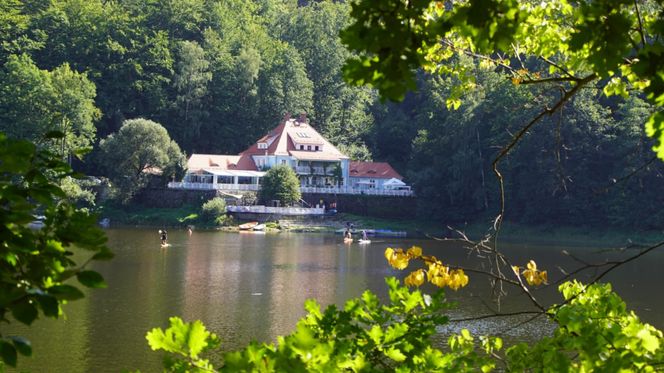 To najpiękniejsze jezioro na Dolnym Śląsku. Otoczone jest wzgórzami i lasami
