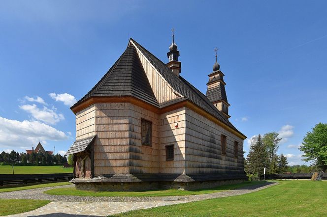 To jedna z najpiękniejszych małopolskich wsi. Kiedyś należała do biskupa 