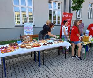 Nowa ławka Gaudiego została uroczyście odsłonięta podczas Pikniku Rodzinnego 2024 w siedleckiej Jedynce