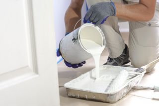 Planujesz malowanie mieszkania? Poznaj ceny farb wewnętrznych we wrześniu 2025