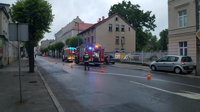 Pożar w kamienicy przy ul. Sikorskiego w Grudziądzu. Strażacy sprawdzają opuszczony budynek