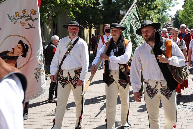 150-lecie przewodnictwa tatrzańskiego. Przemarsz przewodników po Krupówkach w Zakopanem