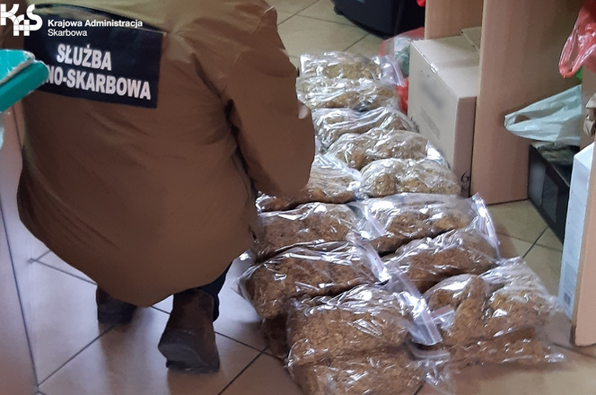 Orzysz. Ekspedientka sprzedawała nielegalny towar w sklepie [ZDJĘCIA]