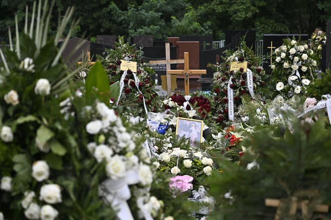 Grób Patrycji i Łukasza utonął w białych kwiatach. Małżeństwo zginęło ratując swoją 4-letnią córeczkę