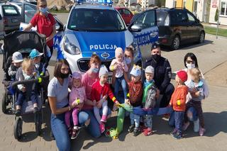 Policjant kupił dzieciom odblaski