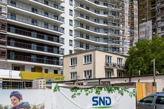 4 warszawskie domy, które zostały połknięte przez bloki. Dziś ledwie dociera do nich słońce