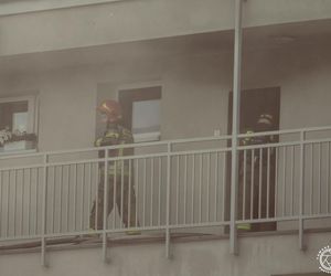 Pożar i wybuchy w mieszkaniu bloku w Tychach