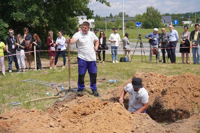 Mistrzostwa w kopaniu grobów na czas w Targach Kielce