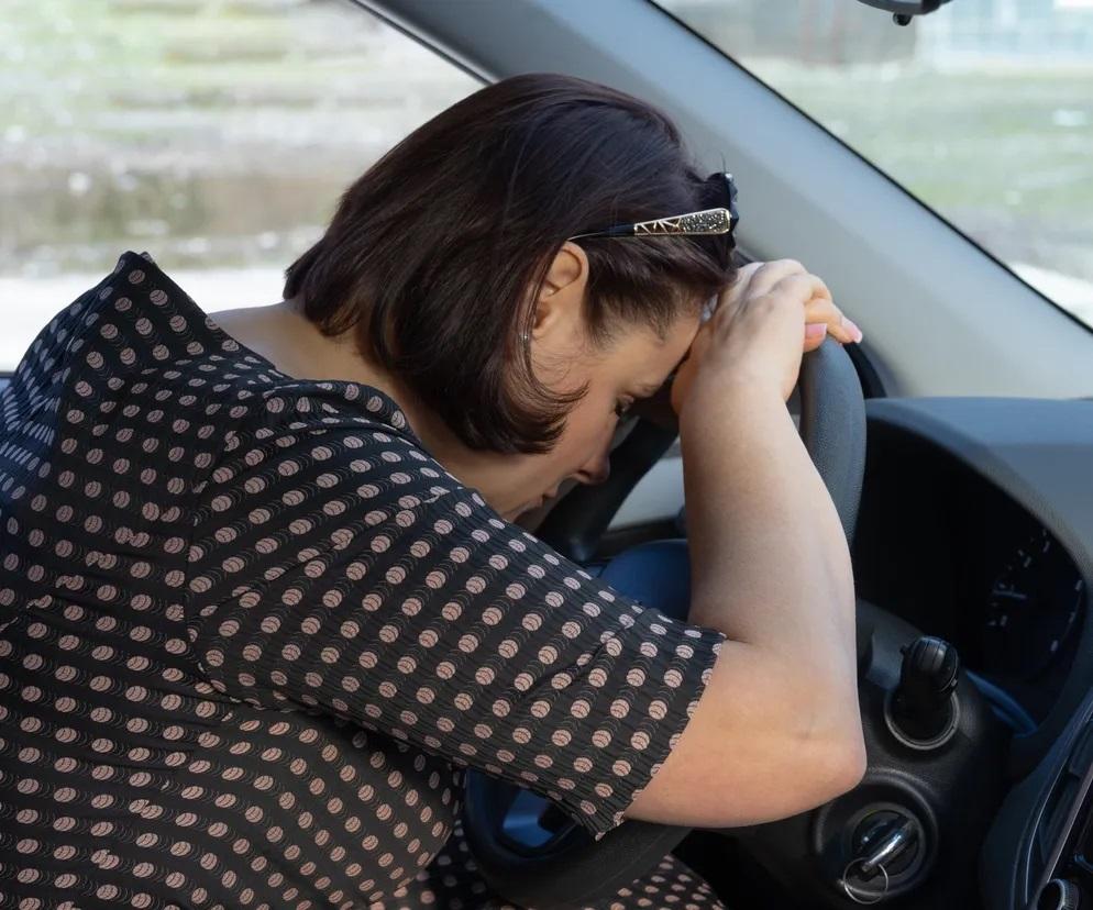 Pijana matka za kierownicą auta, dziecko płacze ze strachu. Zatrzymał ją inny kierowca