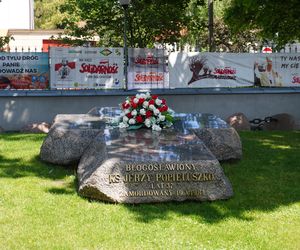Grób księdza Jerzego Popiełuszki znajduje się w wyjątkowym miejscu. Nie spoczął na cmentarzu 