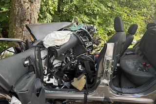 Samochód z czteroosobową rodziną uderzył w drzewo. Tragiczny wypadek na trasie Górowo Iławeckie – Kamińsk