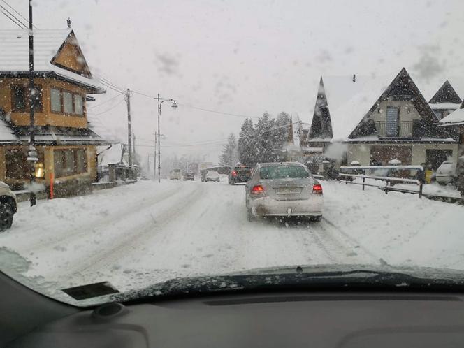 Dachowania, kolizje, wypadki, sparaliżowane drogi. Na Podhalu trwa zimowy armagedon!