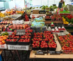 Wiosenne warzywa i owoce na poznańskich targowiskach