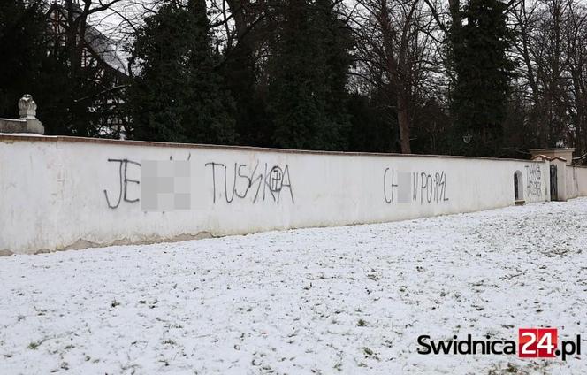 „Tusk Hitlerek”, swastyki i wulgaryzmy na kościelnym murze. Sprawcom grozi 10 lat