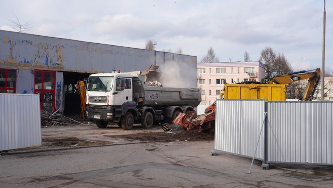 Po kilku latach rozpoczęła się rozbiórka opuszczonego marketu. Ma powstać tu blok mieszkalny