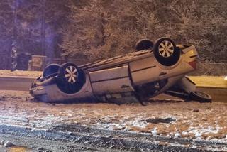 Odnaleziono auto leżące na dachu. Trwają poszukiwania kierowcy