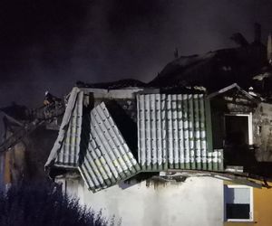 Pożar w Ząbkach. Strażacy przeszukują pogorzelisko