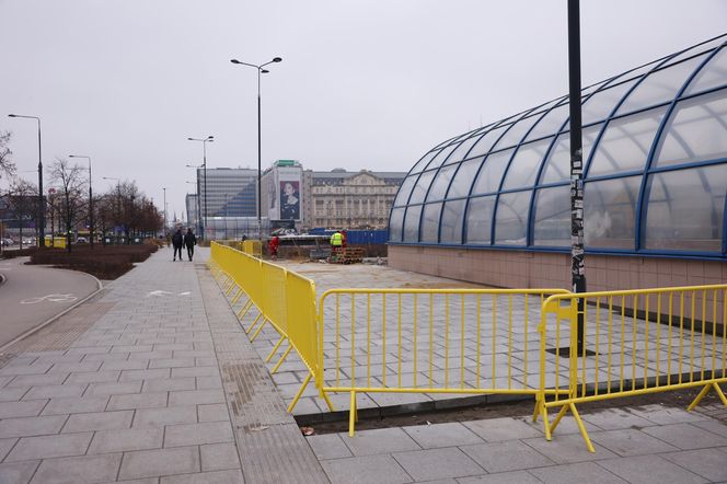 Budowa łąki kwietnej przy wejściu do metra Centrum w Warszawie