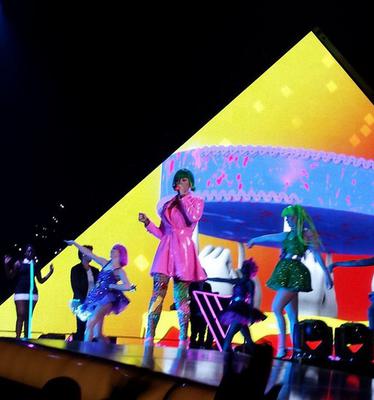 Katy Perry na scenie podczas koncertu w Polsce