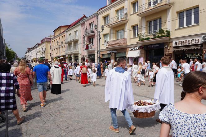 Boże Ciało 2024. Tłumy wiernych przeszły w procesji ulicami Białegostoku