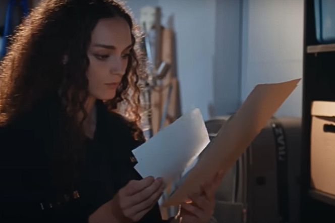 Nana znajduje w piwnicy fotografie Seher 